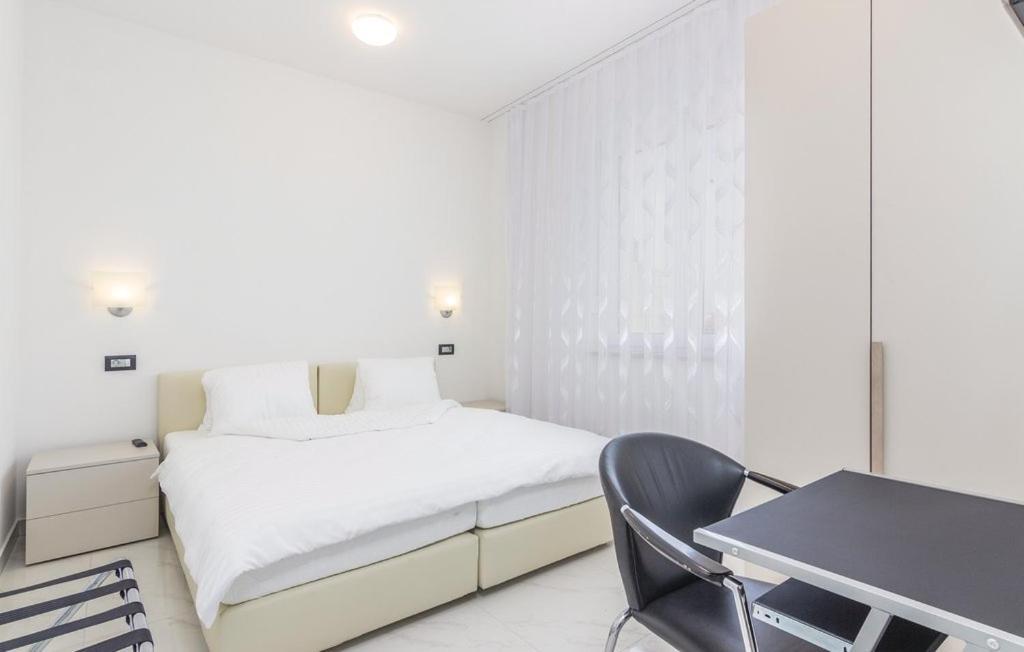 Apartment With Pool Funtana