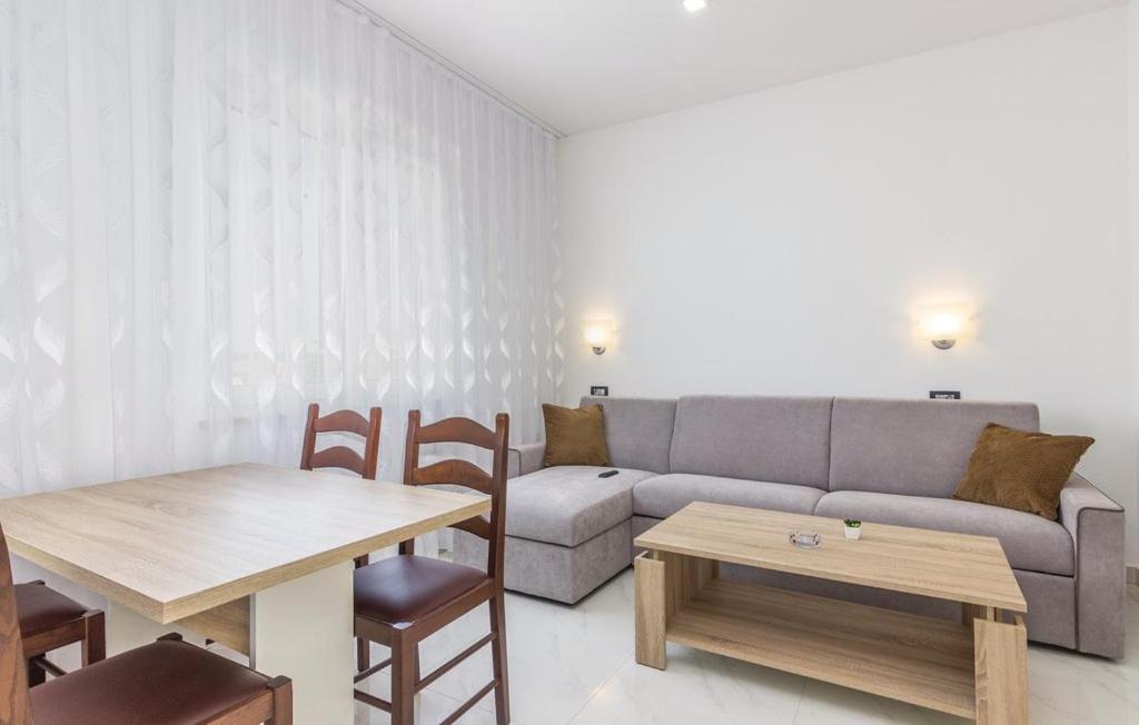 Apartment With Pool Funtana